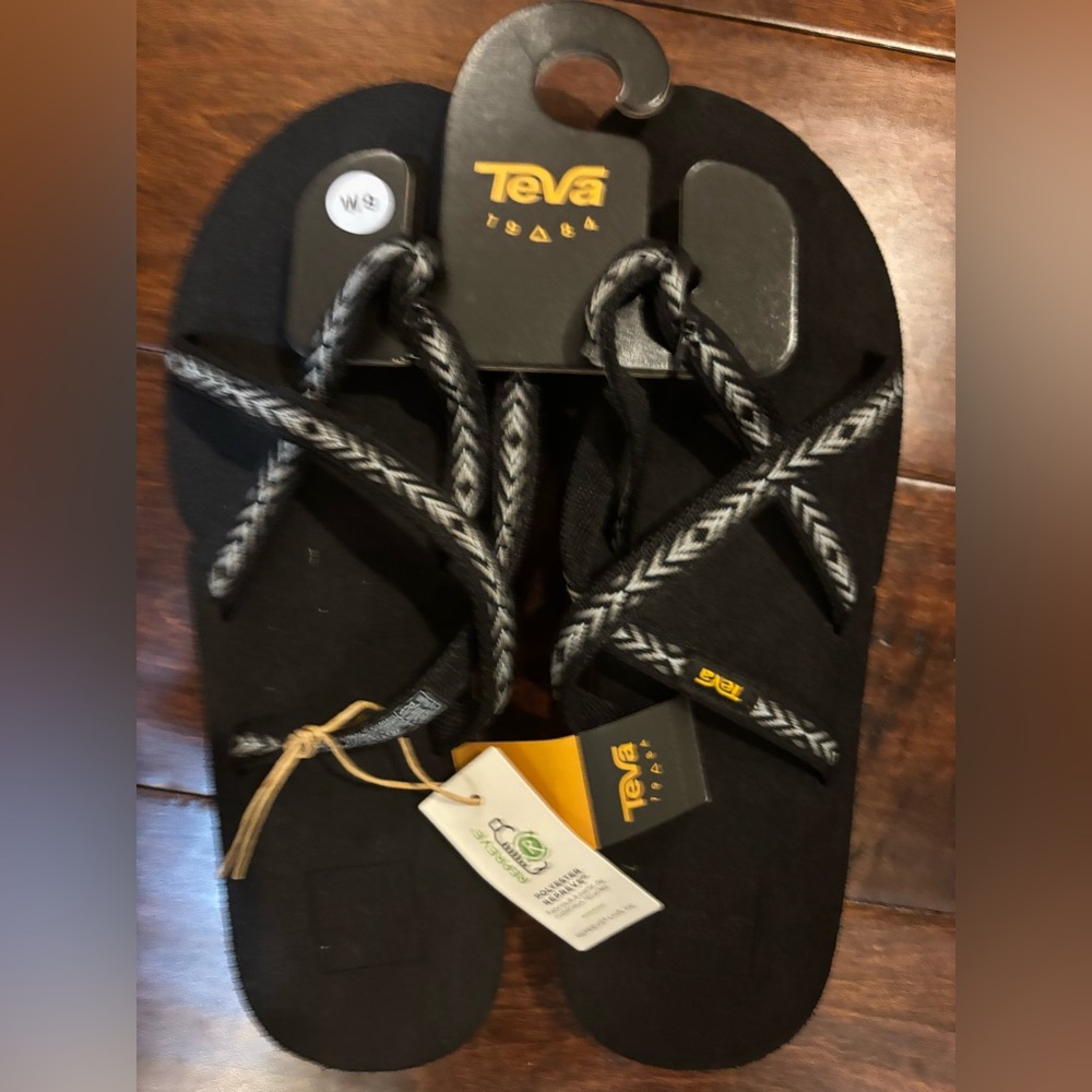 Teva Olowahu Sandals Women’s 9 Black Grey Strappy Thong Flip Flop NEW